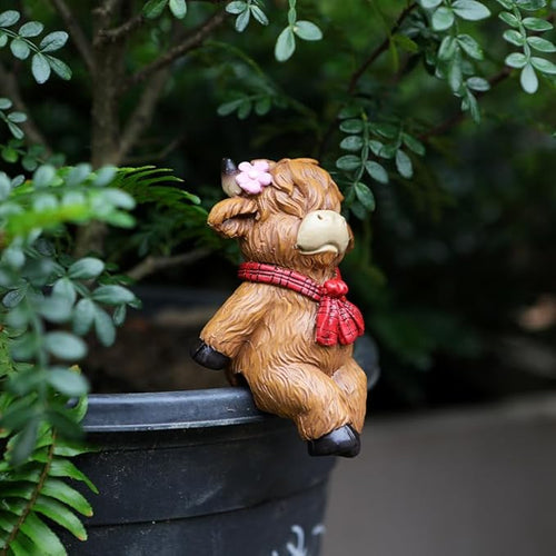 2-piece set Highland Cow Pot Huggers for Planters, Climbing Animal Flower Pot Hugger, Hanging Plant Decorations for Pots, Cute Plant Pot Decorations for Garden Patio Fence Lawn Yard (Highland Cow)