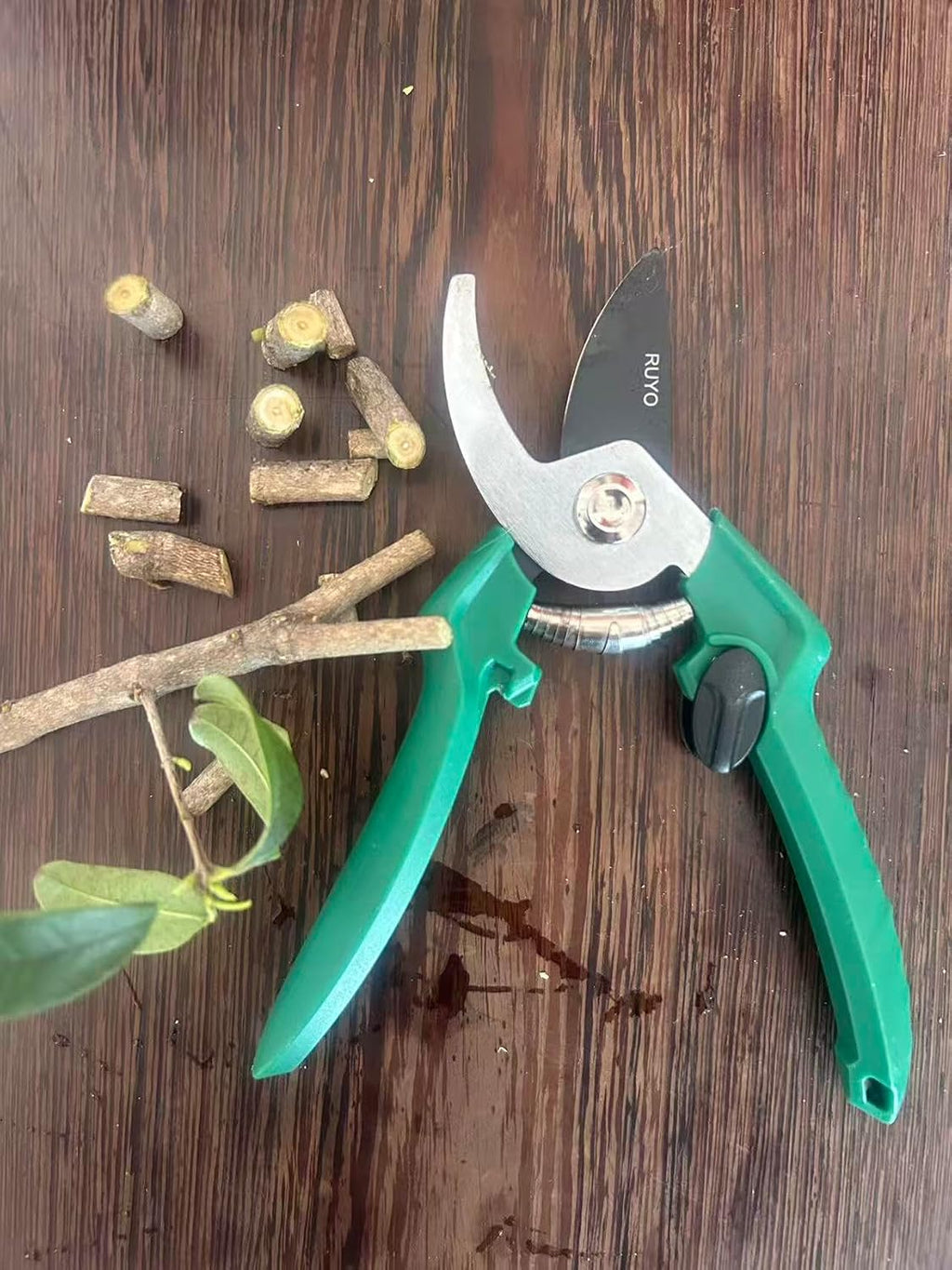 Bypass Pruning Shears, 3/8-Inch Cut Capacity Garden Clippers, Gardening Scissors with Sharp, Rust Resistant Steel Blade (Green, 3/8'')