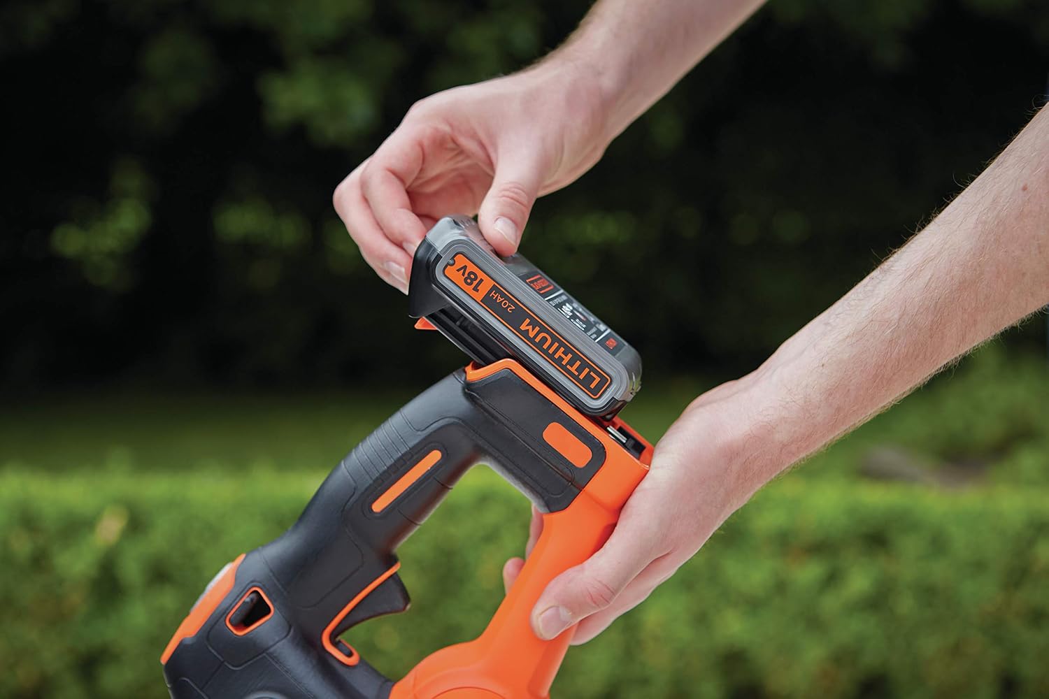 Black+Decker Akku Heckenschere (mit Antiblockierfunktion, Schnell-Ladegerät und hohem Bedienkomfort – 18mm Schnittstärke Zum Schneiden mittelgroßer Hecken – 18V – 2,9kg Leicht) GTC18502PC