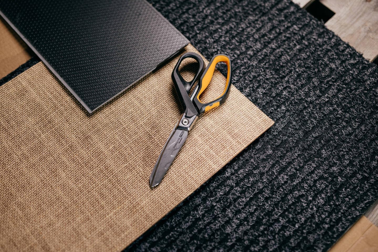 Fiskars PowerArc Heavy-Duty Scissors, Up to 30% More Power, Length 21cm, Durable Stainless Steel Blade/Plastic Handles, Black/Orange, 1027204