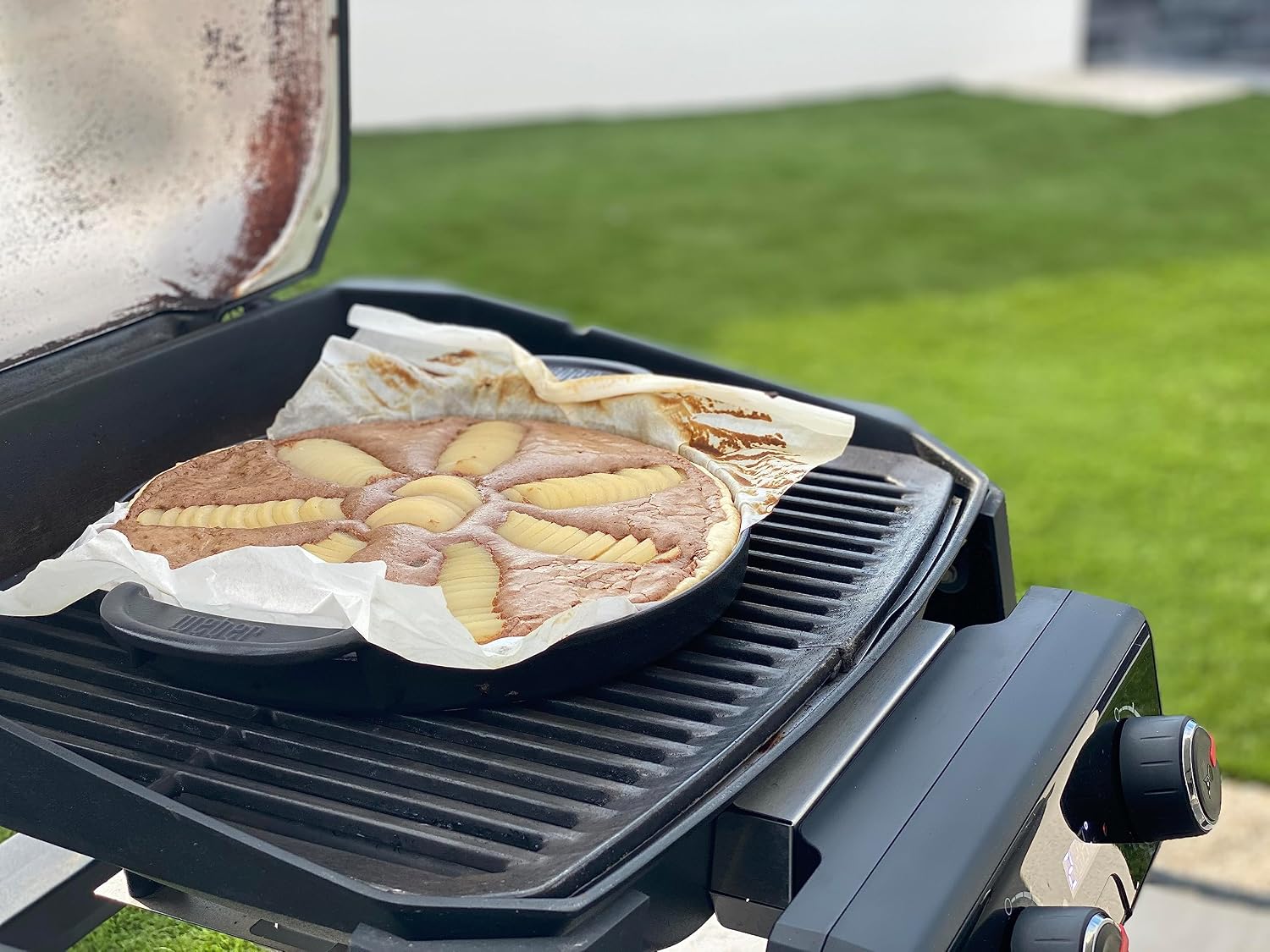 Weber® Gourmet BBQ Griddle, Porcelain-Enameled Cast Iron | Non‑Stick Round Griddle with Handles for Charcoal, Gas & Pellet Grills, Perfect for Breakfast & High‑Heat Grilling, Flat-Top