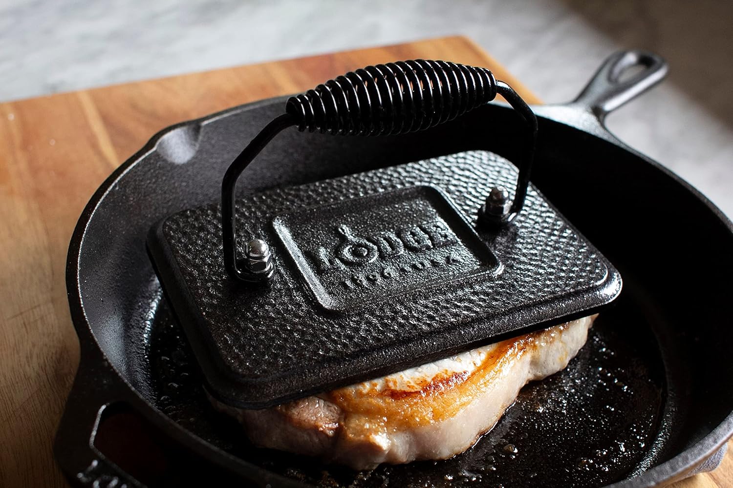Lodge Pre-Seasoned Cast Iron Grill Press, 6.75 x 4.5 Inches | Heavy-Duty Cast Iron Press for Burgers, Sandwiches, Bacon & Everyday Griddle Cooking, Durable & Naturally Nonstick
