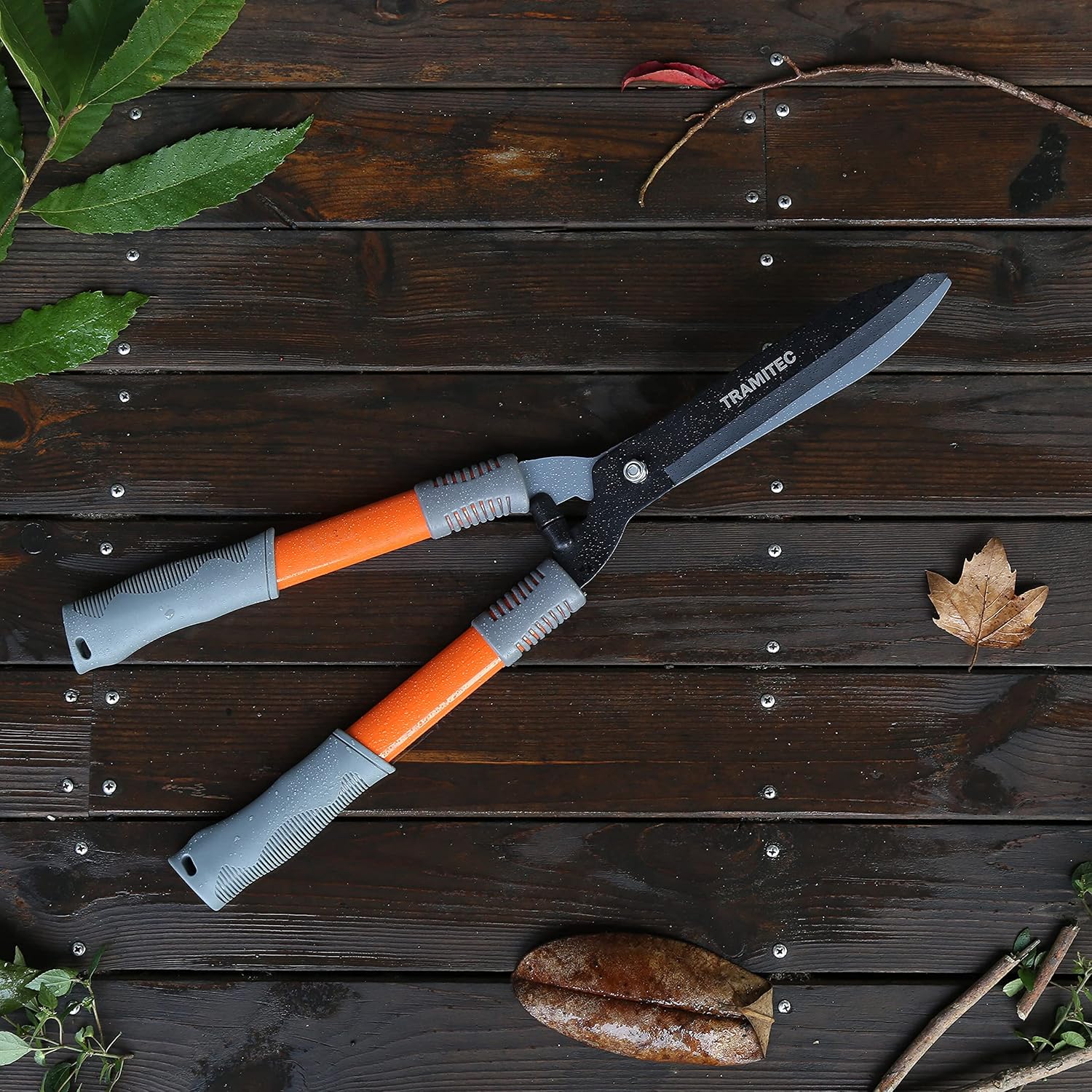 Garden Hedge Shears, Manual hedge Clippers for Shaping Shrubs and Trimming Bushes. Hedge Clippers & Shears made with Durable Carbon Steel Blades, Shock-Absorbing Bumpers and Comfort Grips.