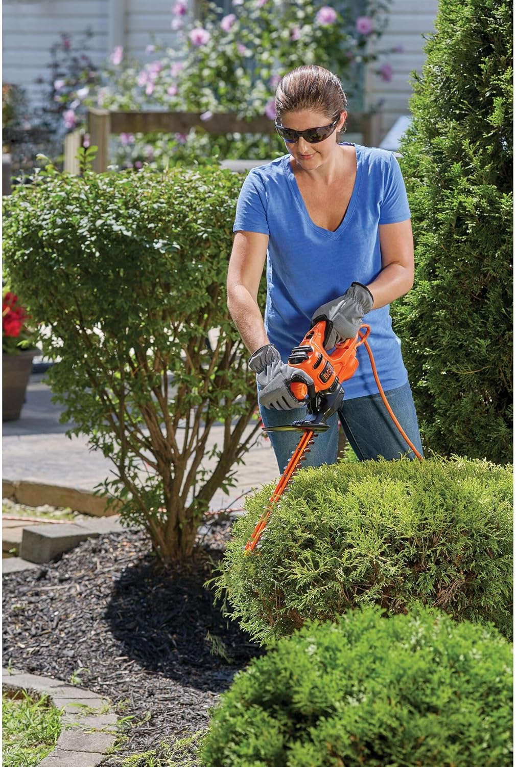 BLACK+DECKER Electric Hedge Trimmer, 16-Inch 3.0 Amp Compact Corded Power Hedge Trimmer (BEHT100)