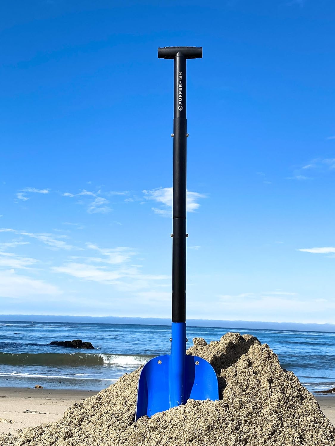 pufferfish really big sand shovel - lightweight collapsible shown in use