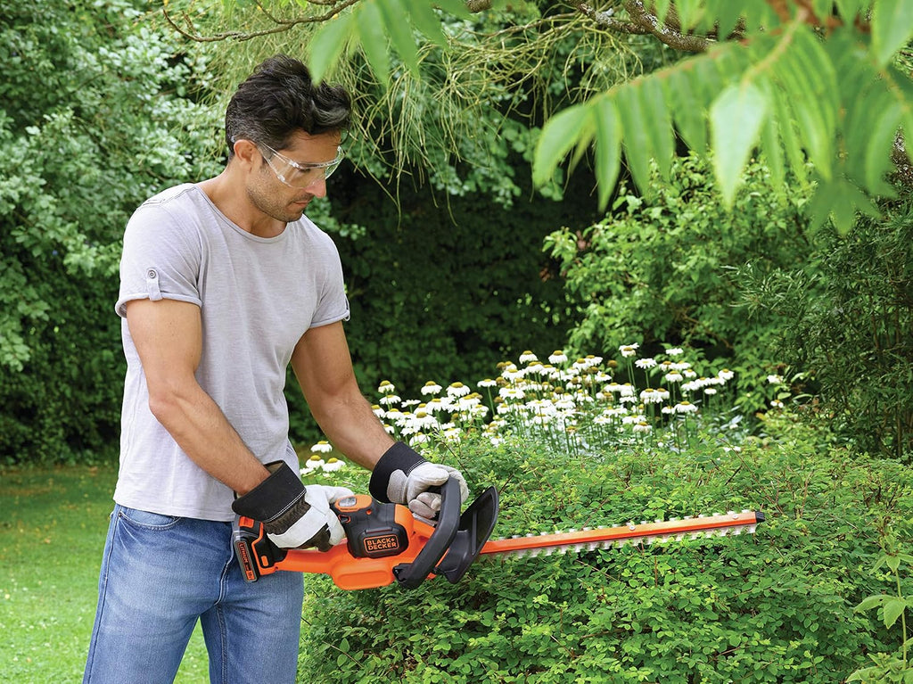 Black+Decker Akku Heckenschere (mit Antiblockierfunktion, Schnell-Ladegerät und hohem Bedienkomfort – 18mm Schnittstärke Zum Schneiden mittelgroßer Hecken – 18V – 2,9kg Leicht) GTC18502PC