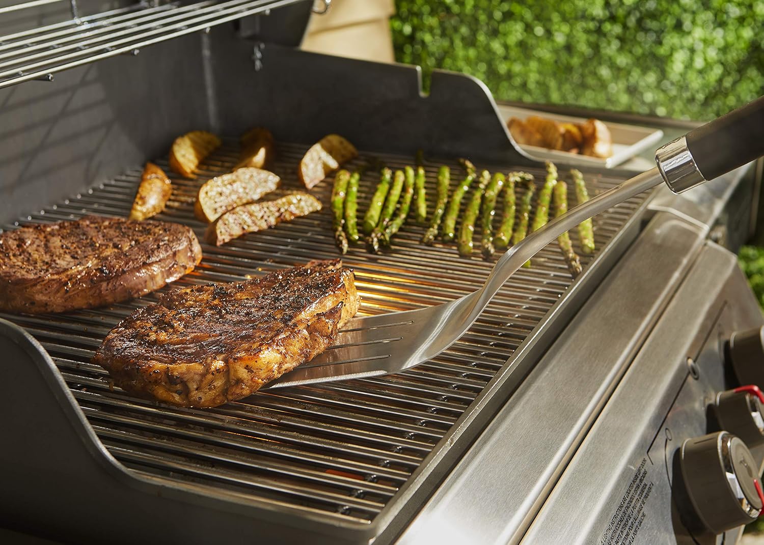 Weber Premium Turner (46cm), Made of Stainless Steel, with Anti-Slip Comfort Grip, Angled Neck, Dishwasher Safe - Black/Silver (6761)