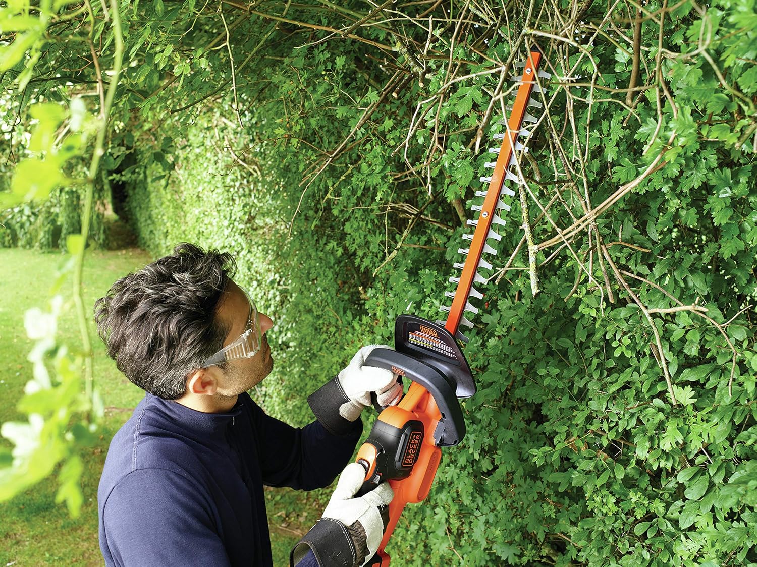 Black+Decker Akku Heckenschere (mit Antiblockierfunktion, Schnell-Ladegerät und hohem Bedienkomfort – 18mm Schnittstärke Zum Schneiden mittelgroßer Hecken – 18V – 2,9kg Leicht) GTC18502PC